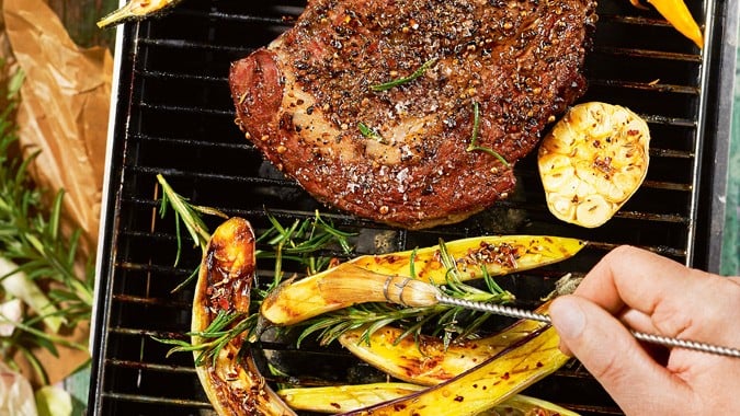Rumpsteak mit Kaffee-Rub und scharfen Melanzani