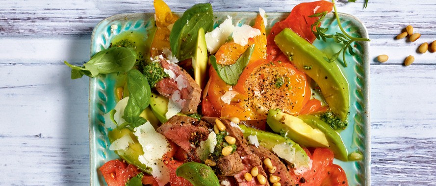 Tomaten-Avocado-Salat mit gebratenem Rinderfilet