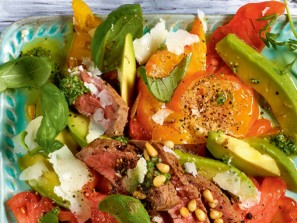Tomaten-Avocado-Salat mit gebratenem Rinderfilet