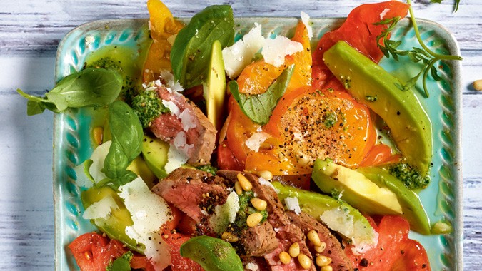 Tomaten-Avocado-Salat mit gebratenem Rinderfilet