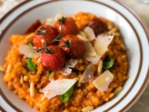 Tomatenrisotto mit knuspriger Chorizo