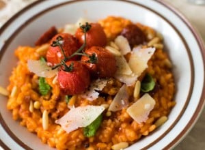 Tomatenrisotto mit knuspriger Chorizo