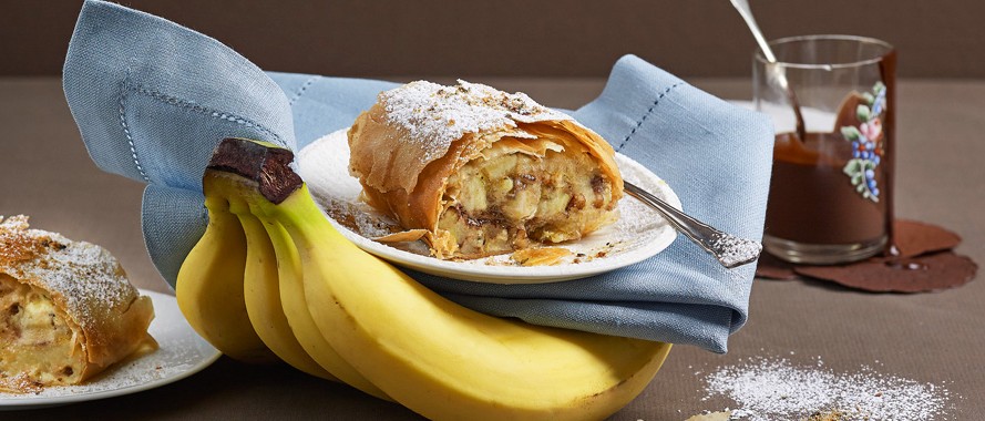 Bananenstrudel mit Marzipan und Schokosauce