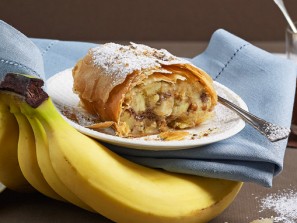 Bananenstrudel mit Marzipan und Schokosauce