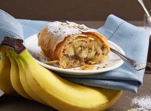 Bananenstrudel mit Marzipan und Schokosauce