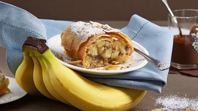 Bananenstrudel mit Marzipan und Schokosauce