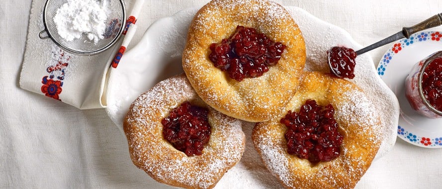 Bauernkrapfen mit Rotweinpreiselbeeren