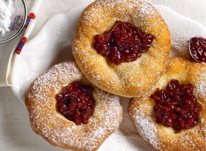 Bauernkrapfen mit Rotweinpreiselbeeren