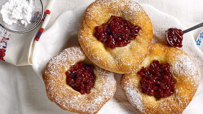 Bauernkrapfen mit Rotweinpreiselbeeren