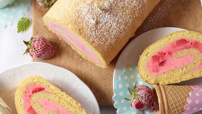 Frozen Erdbeer Roulade