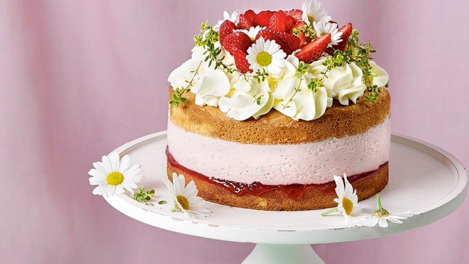Erdbeer-Naked-Cake mit Topfencreme