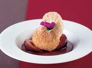 Johanna Maiers Topfenknödel auf Zwetschkenmus mit Mandelcracker