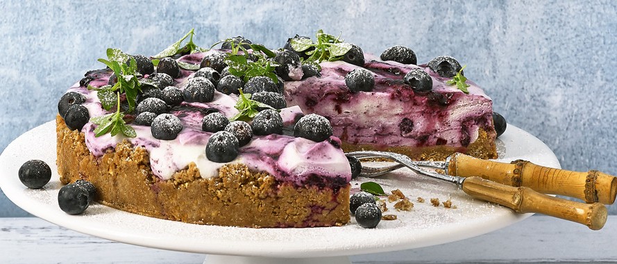 Knusprige Topfentorte mit Heidelbeeren