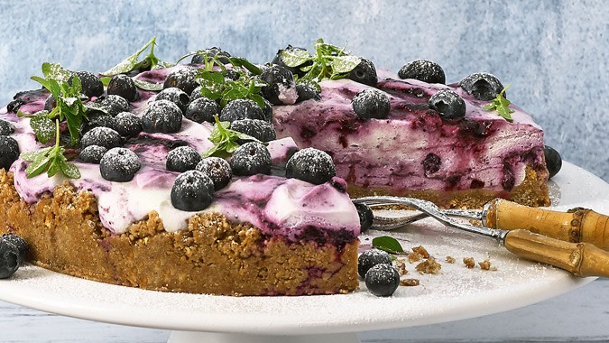 Knusprige Topfentorte mit Heidelbeeren
