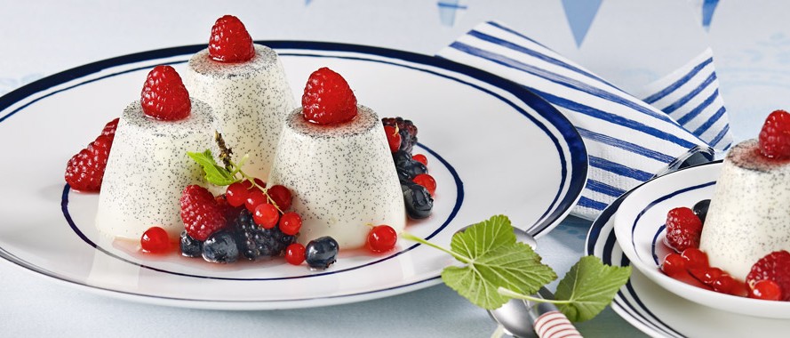 Panna Cotta mit marinierten Sommerbeeren