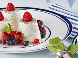 Panna Cotta mit marinierten Sommerbeeren