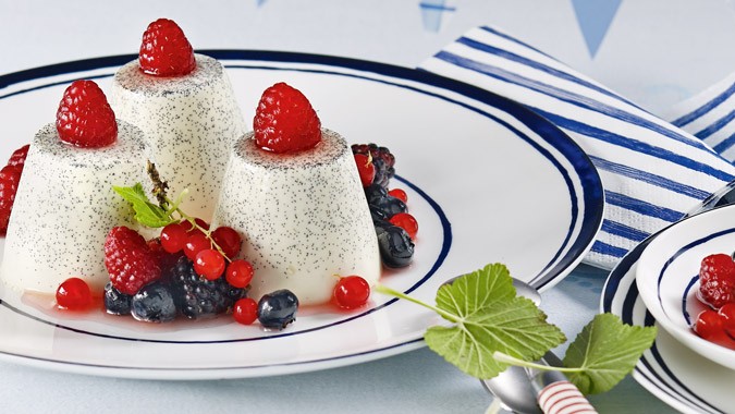 Panna Cotta mit marinierten Sommerbeeren