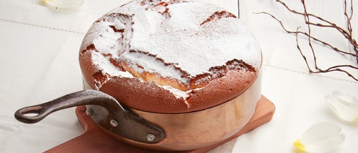 Rahmschmarrn mit Rhabarber, Himbeeren, Vanillecreme und Sauerrahmeis
