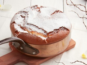 Rahmschmarrn mit Rhabarber, Himbeeren, Vanillecreme und Sauerrahmeis
