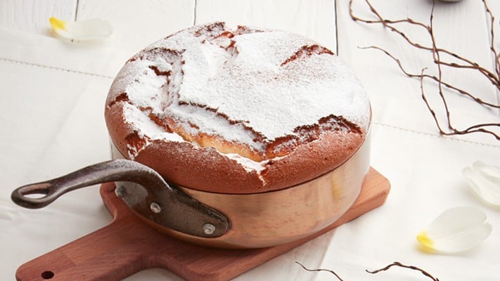 Rahmschmarrn mit Rhabarber, Himbeeren, Vanillecreme und Sauerrahmeis