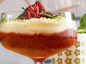 Topfen-Jogurt-Dessert mit Himbeer-Chia-Sauce