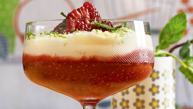 Topfen-Jogurt-Dessert mit Himbeer-Chia-Sauce