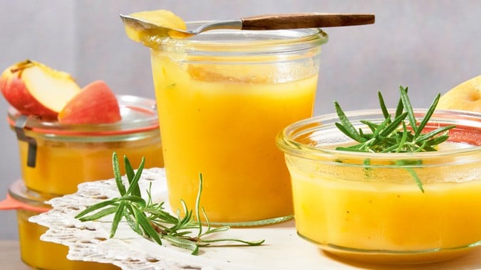 Apfelpastete mit Marzipan und Rosmarin