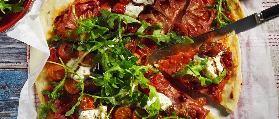 Bunte Tomaten-Pizza mit Ricotta