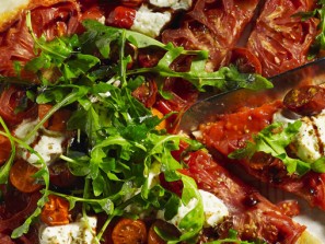 Bunte Tomaten-Pizza mit Ricotta