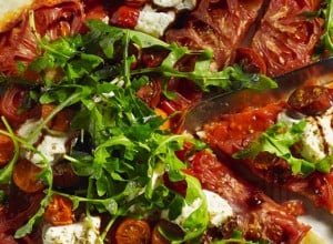 Bunte Tomaten-Pizza mit Ricotta