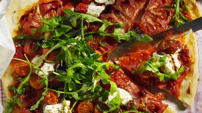 Bunte Tomaten-Pizza mit Ricotta
