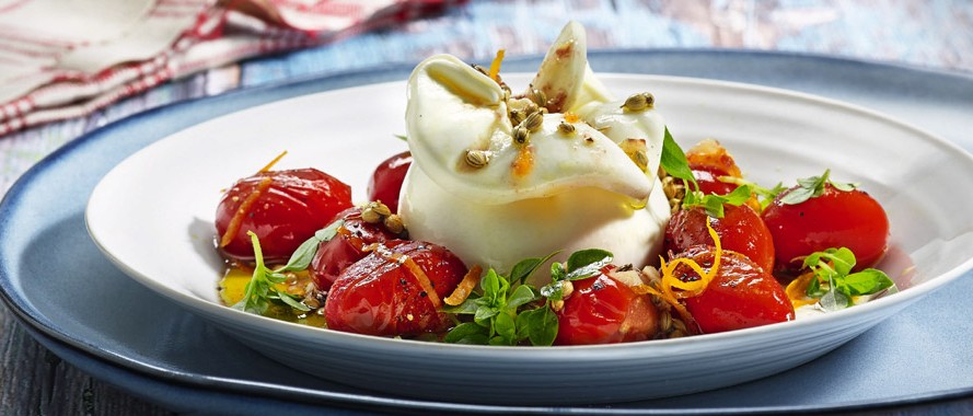 Buratta mit lauwarmen Datteltomaten
