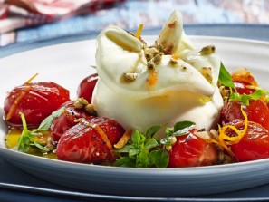 Buratta mit lauwarmen Datteltomaten