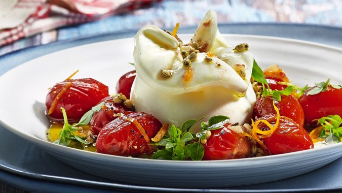 Buratta mit lauwarmen Datteltomaten