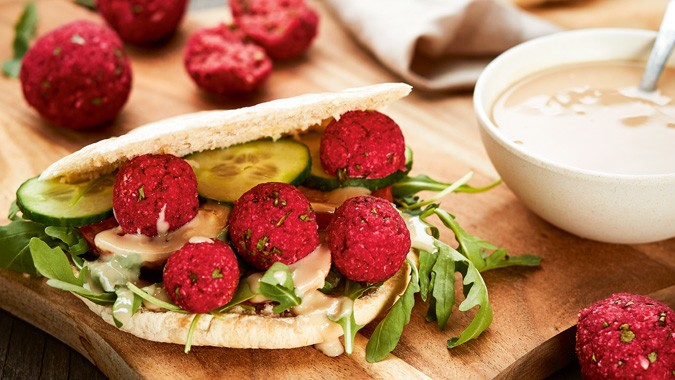 Rote-Rüben-Falafel mit Tahina