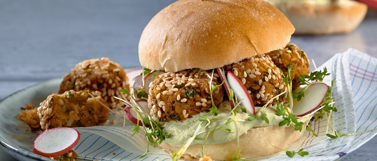 Falafel-Burger mit Avocadocreme und Radieschen