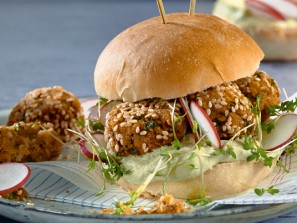 Falafel-Burger mit Avocadocreme und Radieschen
