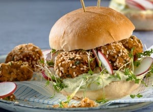 Falafel-Burger mit Avocadocreme und Radieschen