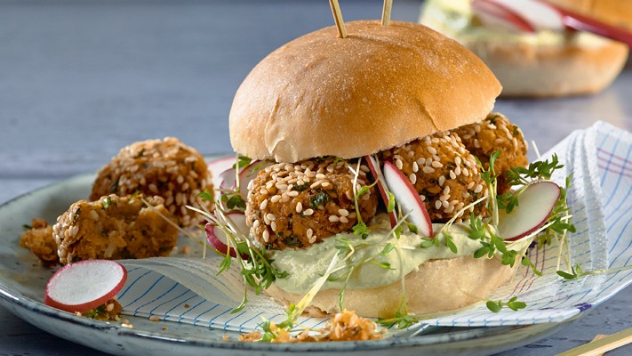 Falafel-Burger mit Avocadocreme und Radieschen
