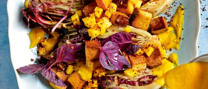 Fruchtiger Radicchio mit knusprigem Räuchertofu