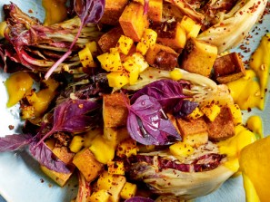 Fruchtiger Radicchio mit knusprigem Räuchertofu