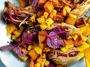 Fruchtiger Radicchio mit knusprigem Räuchertofu