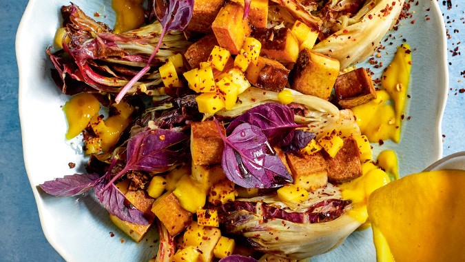 Fruchtiger Radicchio mit knusprigem Räuchertofu