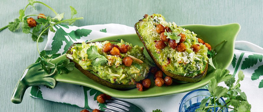 Gefüllte Avocados mit scharfen Kichererbsen