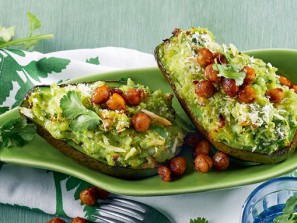 Gefüllte Avocados mit scharfen Kichererbsen