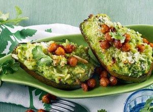 Gefüllte Avocados mit scharfen Kichererbsen