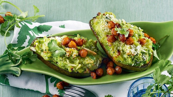 Gefüllte Avocados mit scharfen Kichererbsen