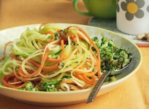 Gemüsenudeln mit Cashewkern-Pesto