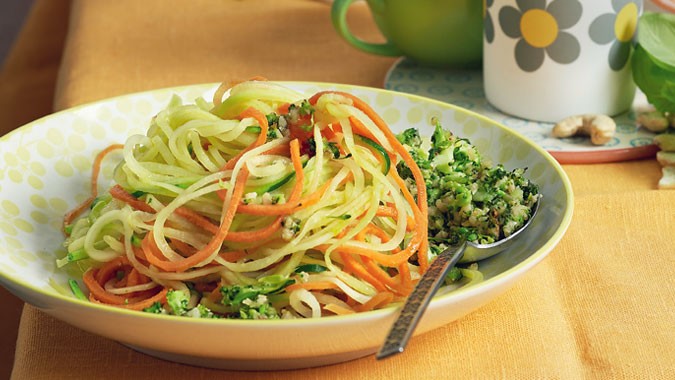 Gemüsenudeln mit Cashewkern-Pesto