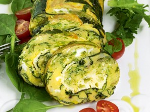 Gerolltes Spargel-Omlette mit Ricotta